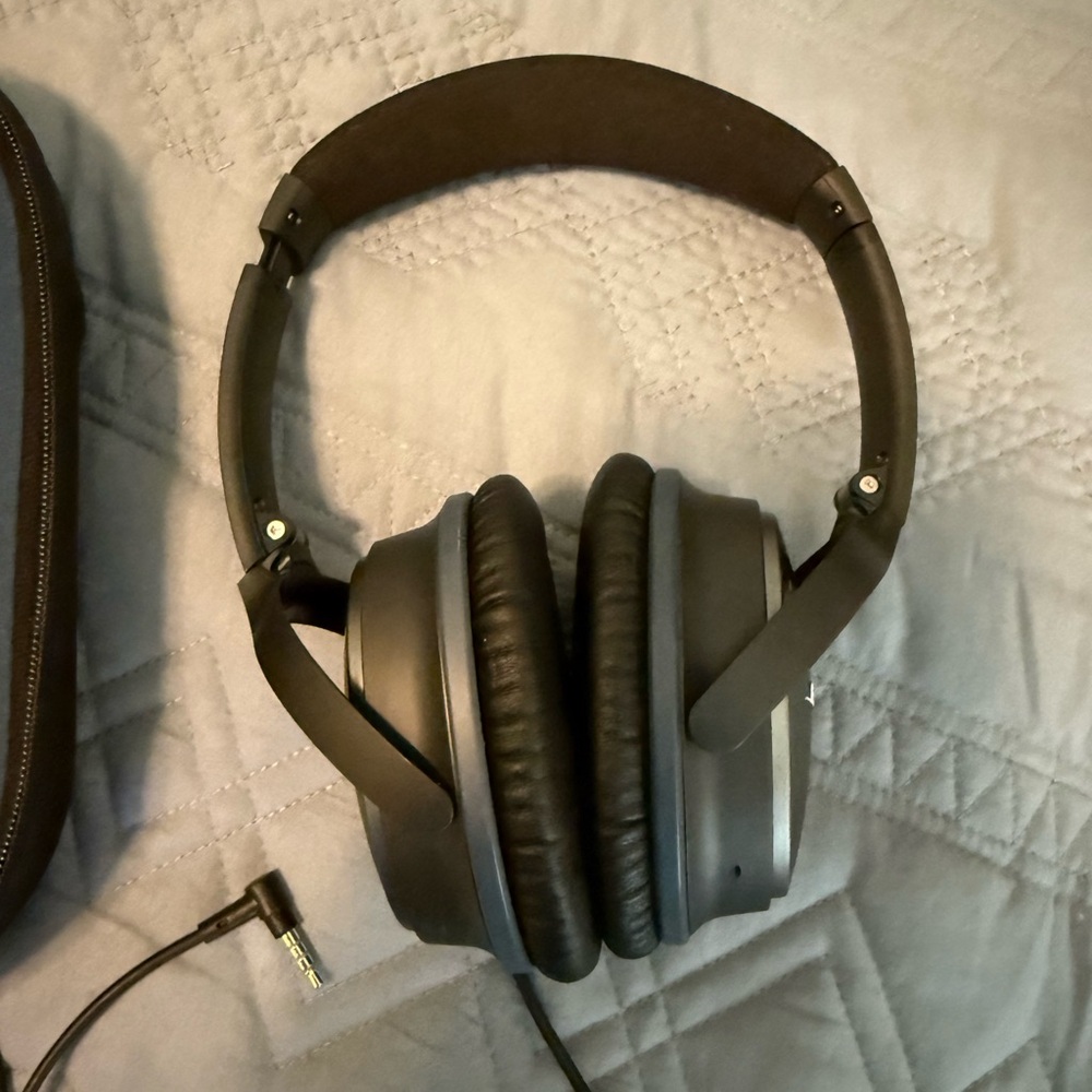 Bose Silver Noise-Cancelling Headphones with Black Case - Picture 5 of 9